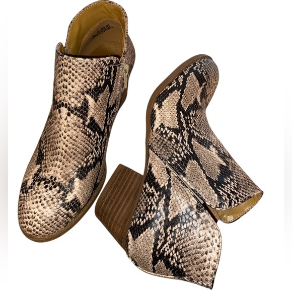 Fergie Faux Snakeskin Print Ankle Boots Size 7-1/2M - Picture 1 of 5